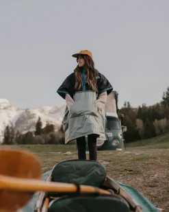 Passenger Accessories|Outdoor Living>Outback Recycled Pull Over Changing Robe True Black/Pistachio